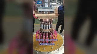 Saldatura della lamiera con la saldatrice a punti fissi a 14 teste