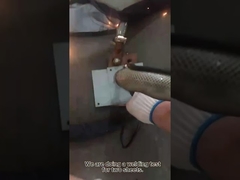 Saldatura della lamiera di metallo con saldatore a punto portatile