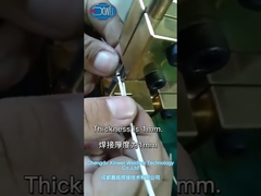 La saldatura dei fili di nichel e rame della saldatrice a punti di tavolo