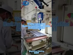 Saldatura della porta in acciaio al carbonio con la macchina di saldatura a punti della tavola a braccio a dondolo