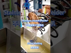 Saldatura di un cesto di stinks con saldatore a cucitura