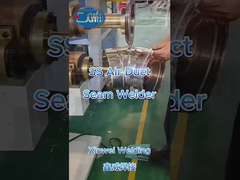 Saldatura di un condotto dell'aria in acciaio inossidabile con saldatrice a cucitura