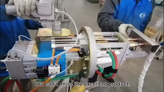 Saldatura del cilindro metallico della saldatrice a punti portatile su un lato con doppie teste