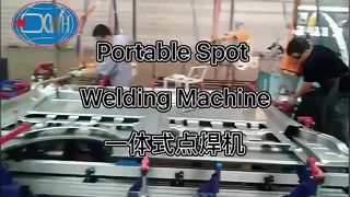 Saldatura della scocca dell'auto con saldatrice a punti sospesa