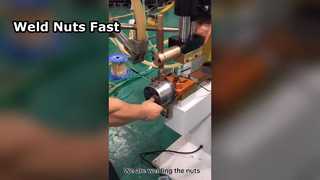 Saldatura dei dadi con la saldatrice a punti fissa